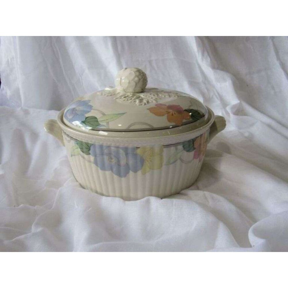 Vtg Mikasa 3 qrt covered casserole dish